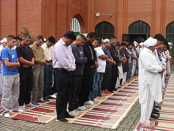 お祈りするイスラーム教徒の写真