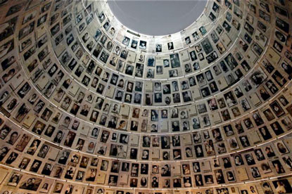 Hall of Names　ホロコーストの犠牲者たちの名前や写真を並べた空間<br />ヤド・ヴァシェ／イスラエルの国立記念館／エルサレム・ヘルツルの丘