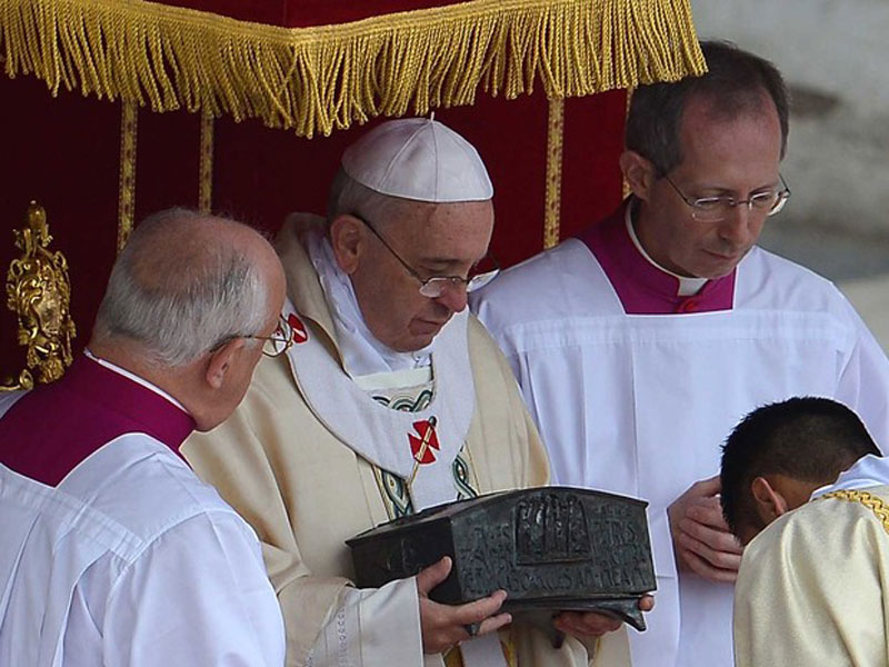 2013年11月24日 聖ペテロの遺骨が入った箱が初公開された。<br />バチカン市国 サンピエトロ広場 St Peter's Square